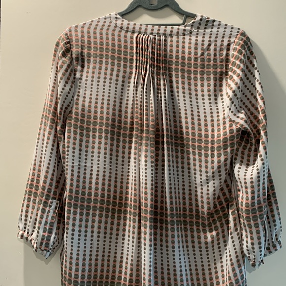 NYDJ blouse XS salmon pink and grey green polka dots - Picture 5 of 9
